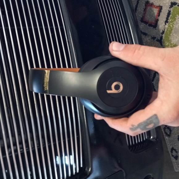 Beats studio 3 wireless (Black & Gold) - Picture 2 of 5